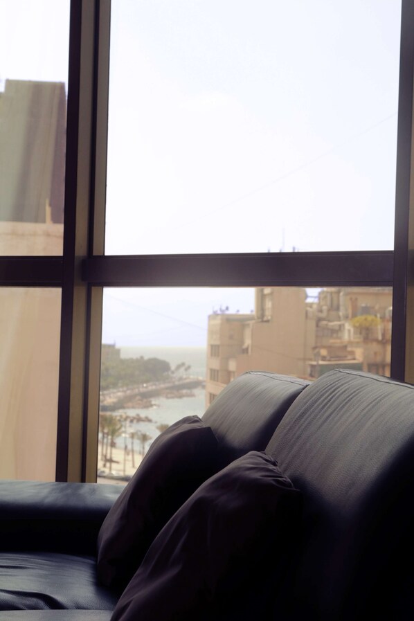 Minibar, caixa forta a l'habitació i escriptori