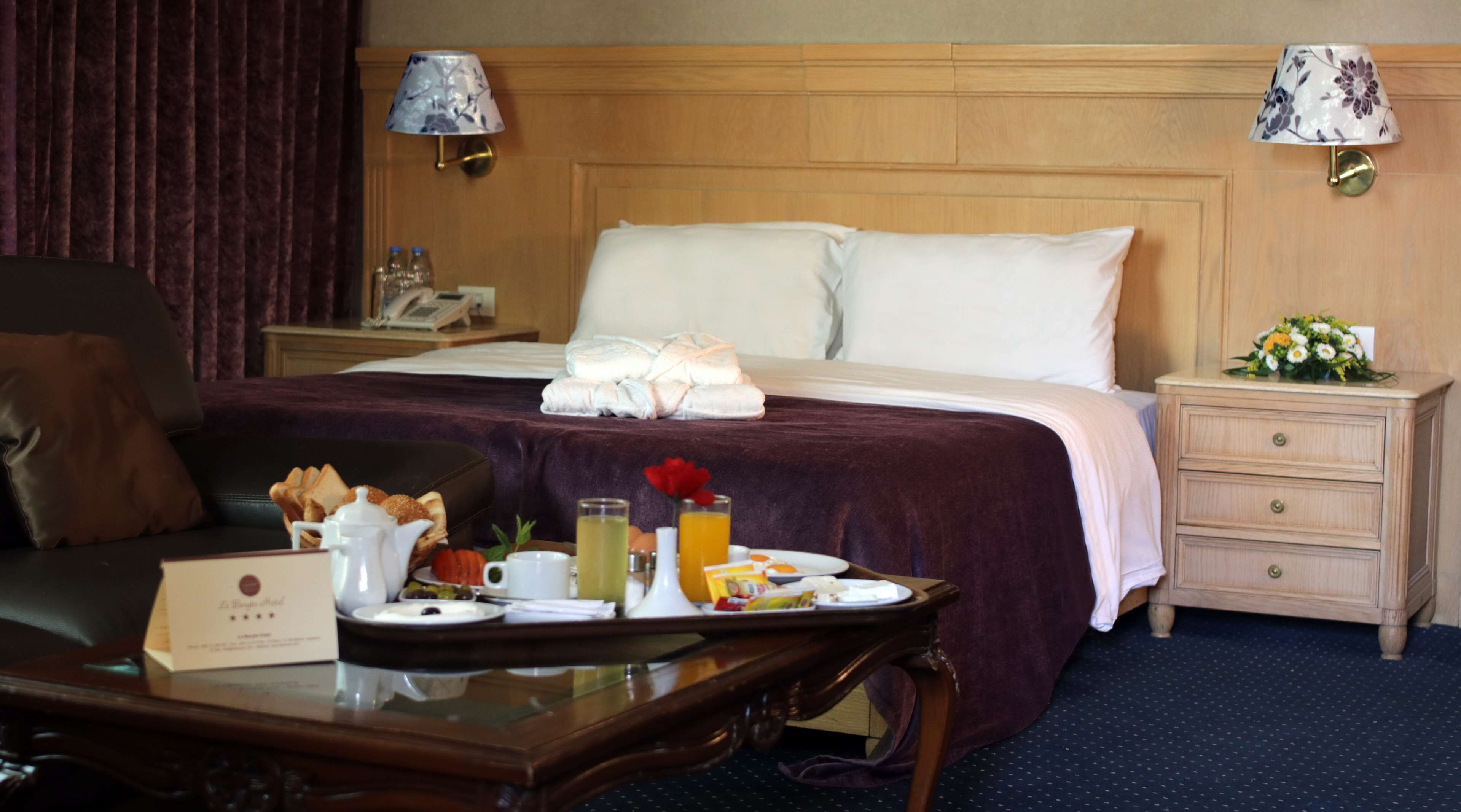 Minibar, safe på rommet, skrivebord og strykejern/-brett