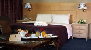 Minibar, caixa forta a l'habitació i escriptori