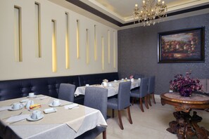 S'hi serveixen esmorzars, dinars, sopars i plats de cuina internacional