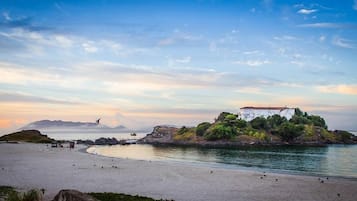 Una playa cerca
