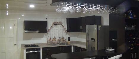 Geladeira, micro-ondas, fogão, cooktop