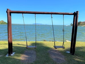 Ubicación cercana a la playa, arena blanca y 5 bares en la playa