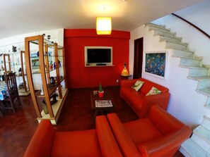 22-Zoll-LED-Fernseher mit Satellitenempfang, Fernseher