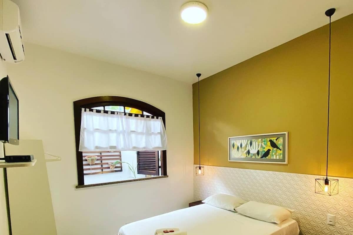Een minibar, individueel gedecoreerd, een bureau