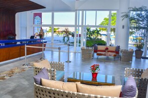 Lobby sitting area - Grand Decameron Cornwall Beach, A Trademark All-Inclusive Resort (Montego Bay)