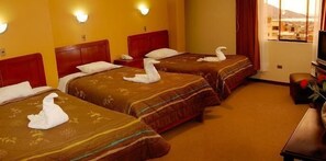 Triple Room | Bathroom | Shower, free toiletries, hair dryer - Hotel Don Julio (Puno)