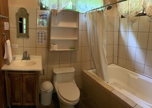 Superior Triple Room | Bathroom | Shower, free toiletries, towels - Cabinas Los Laureles (Bahía Ballena)