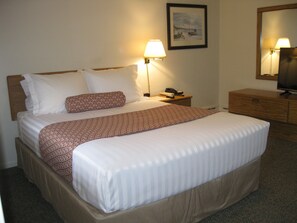 Standard Room, 1 Queen Bed, Refrigerator & Microwave, Ground Floor