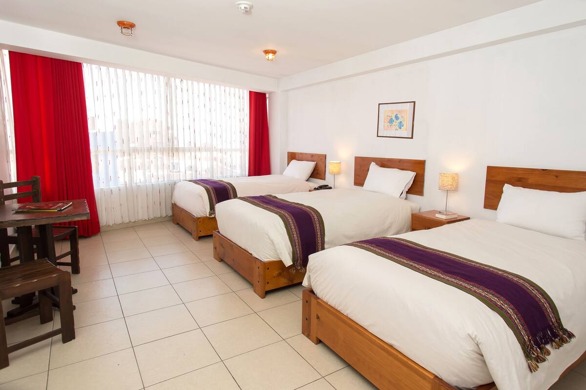 Quarto triplo | Roupas de cama premium, escrivaninha, Wi-Fi de cortesia
