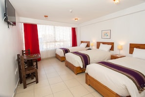 Quarto quádruplo standard, 3 quartos | Roupas de cama premium, escrivaninha, Wi-Fi de cortesia