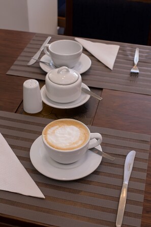 Café da manhã com pratos da culinária local grátis todos os dias