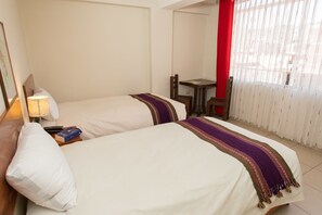 Quarto casal clássico, 2 camas de solteiro | Vista do quarto