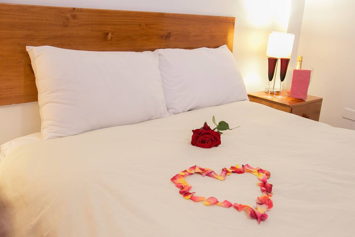Quarto casal clássico | Roupas de cama premium, escrivaninha, Wi-Fi de cortesia