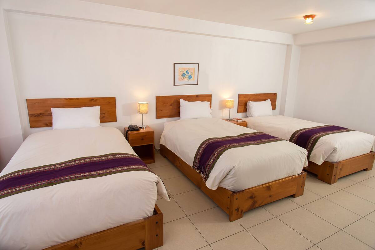 Quarto quádruplo standard, 3 quartos | Roupas de cama premium, escrivaninha, Wi-Fi de cortesia