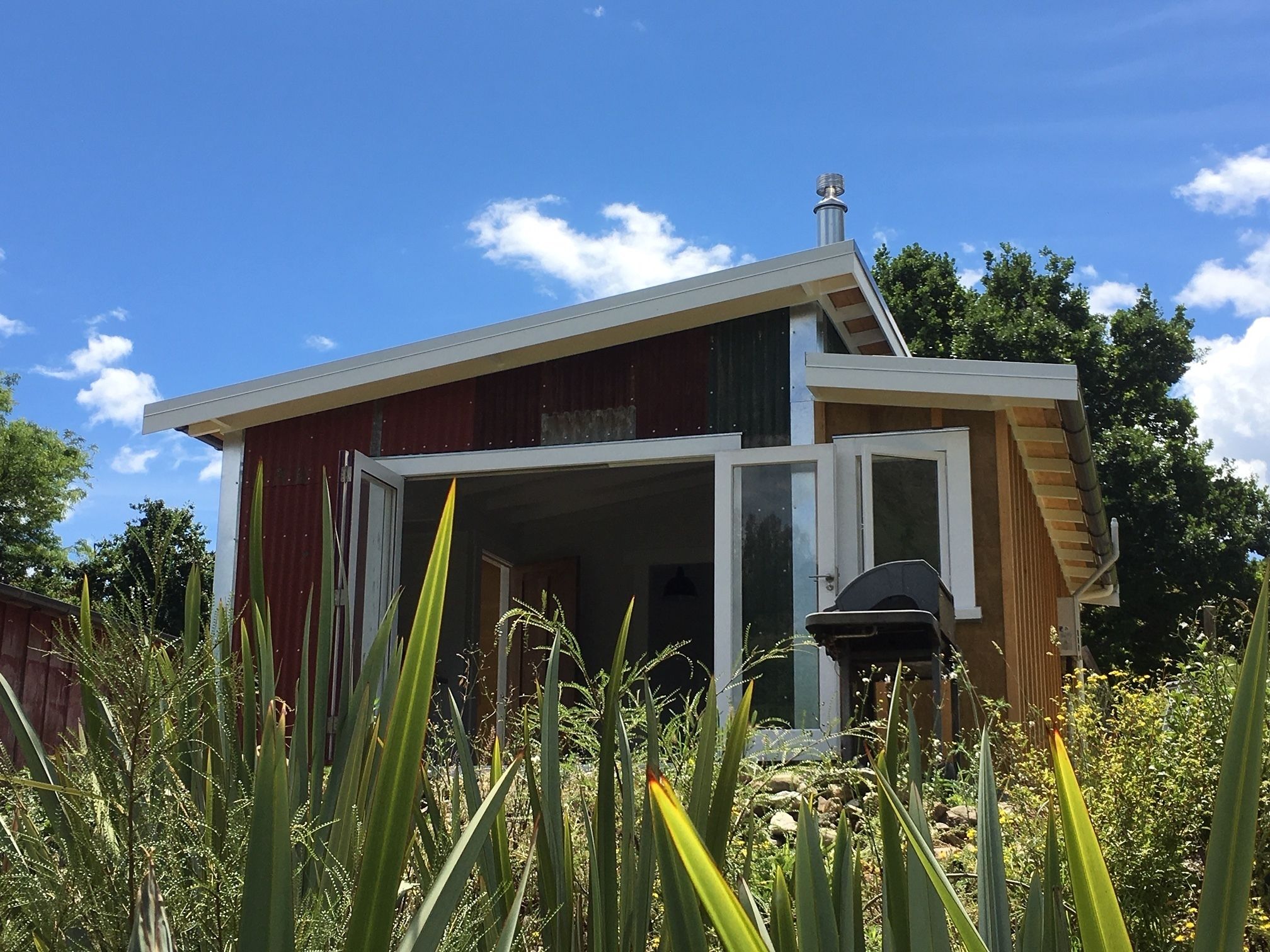 Shearer's Cottage with kitchen and ensuite bathroom | Individually decorated, individually furnished, free WiFi, bed sheets