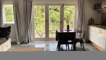 Shearer's Cottage with kitchen and ensuite bathroom | In-room dining