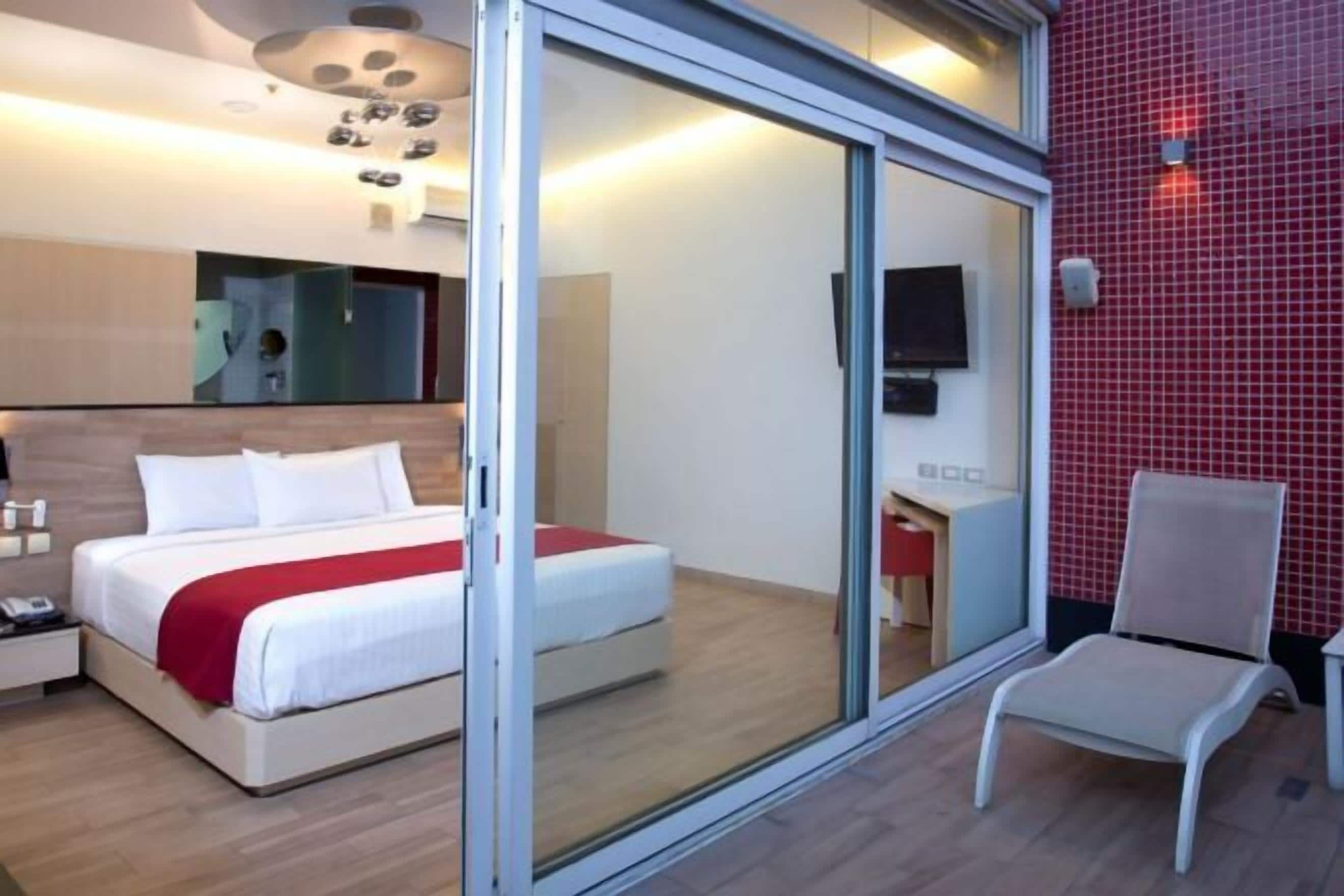 房內夾萬、書桌、手提電腦工作空間、遮光窗簾/窗簾