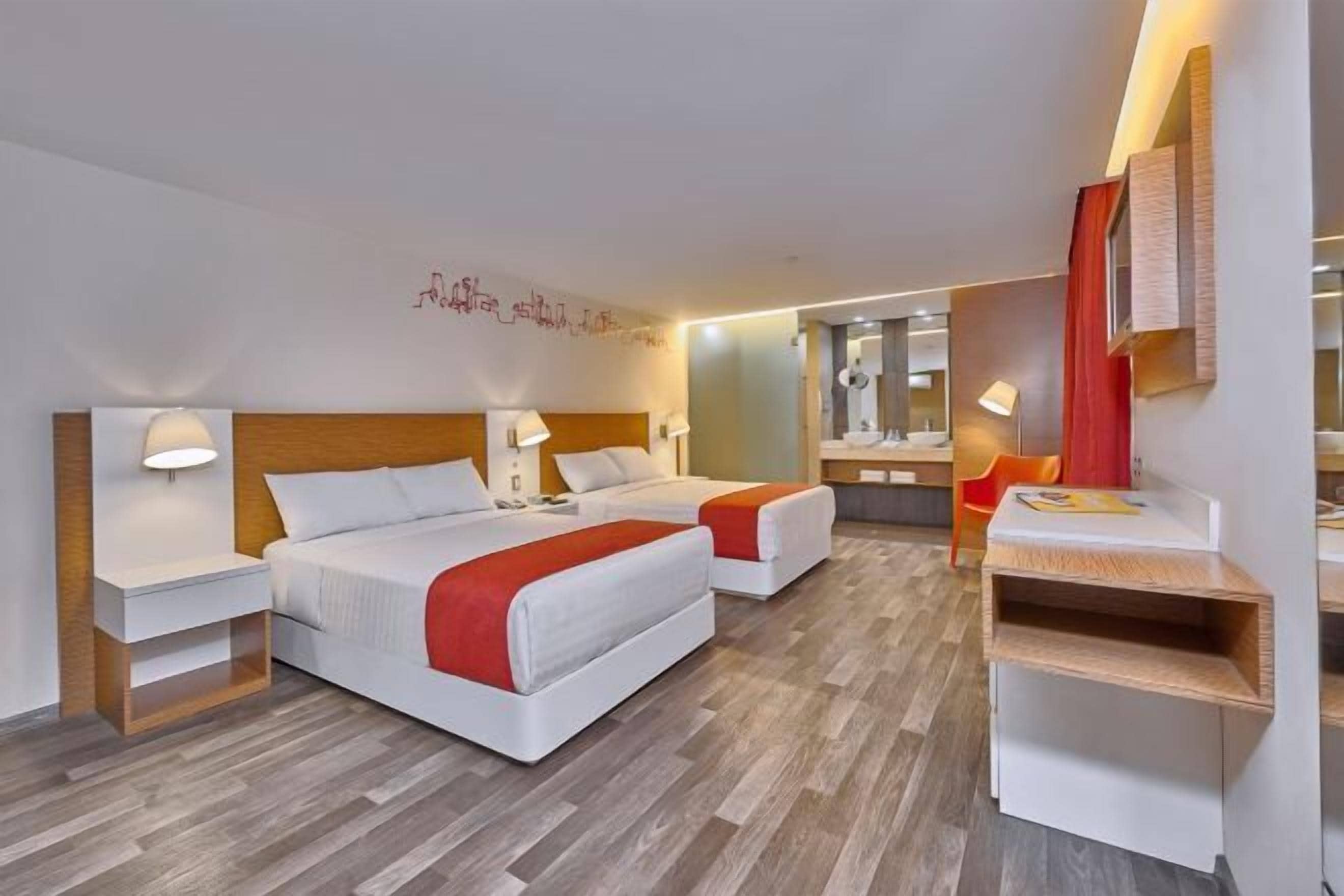 房內夾萬、書桌、手提電腦工作空間、遮光窗簾/窗簾