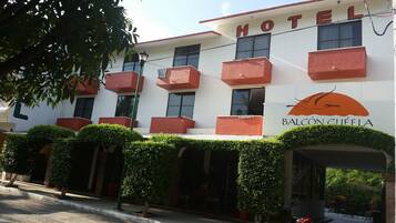 Vista frontal de la propiedad