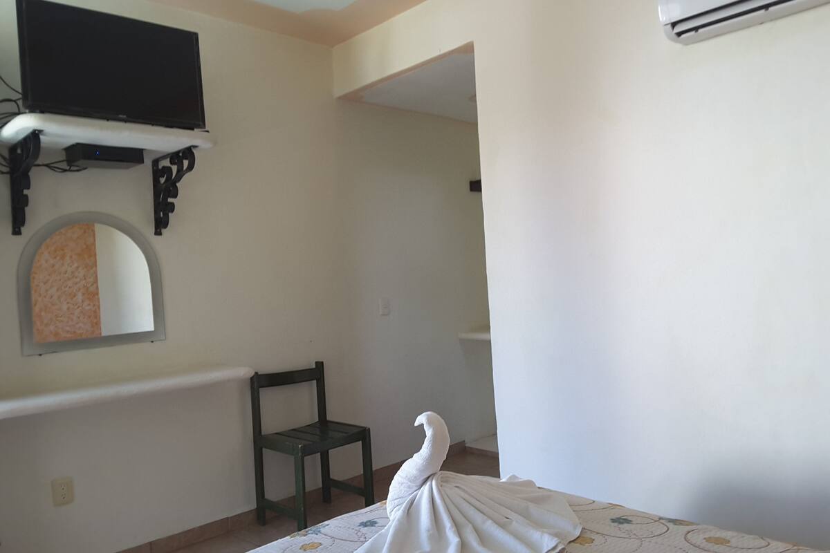 room, 1 double bed | iron/ironing board, free wifi, bed sheets