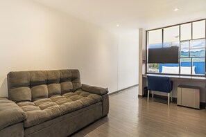 Junior-Suite | Zimmersafe, Schreibtisch, Verdunkelungsvorhänge, Bügeleisen/Bügelbrett