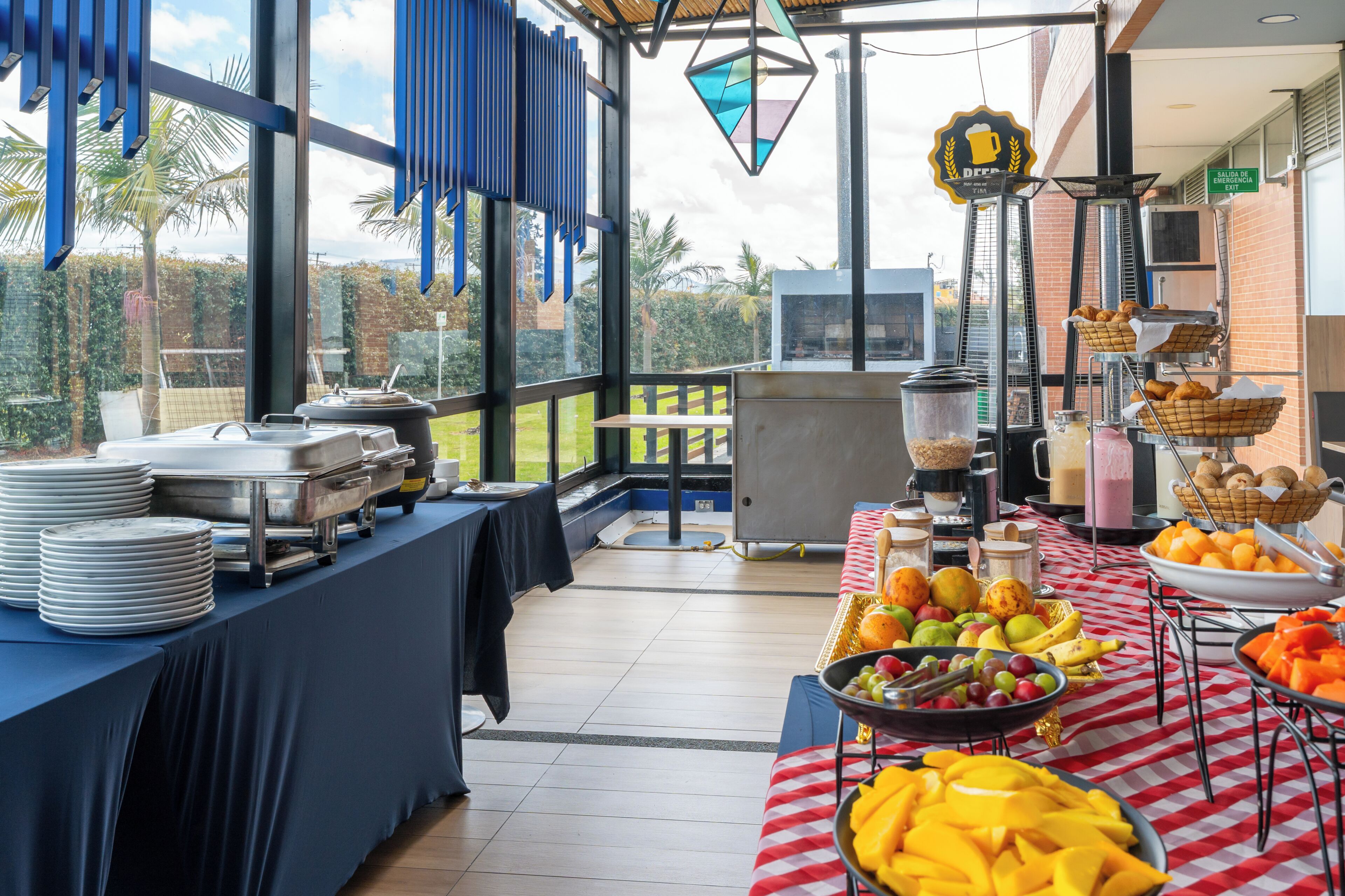 Een buffetopstelling met diverse gerechten en uitzicht op het buiten.