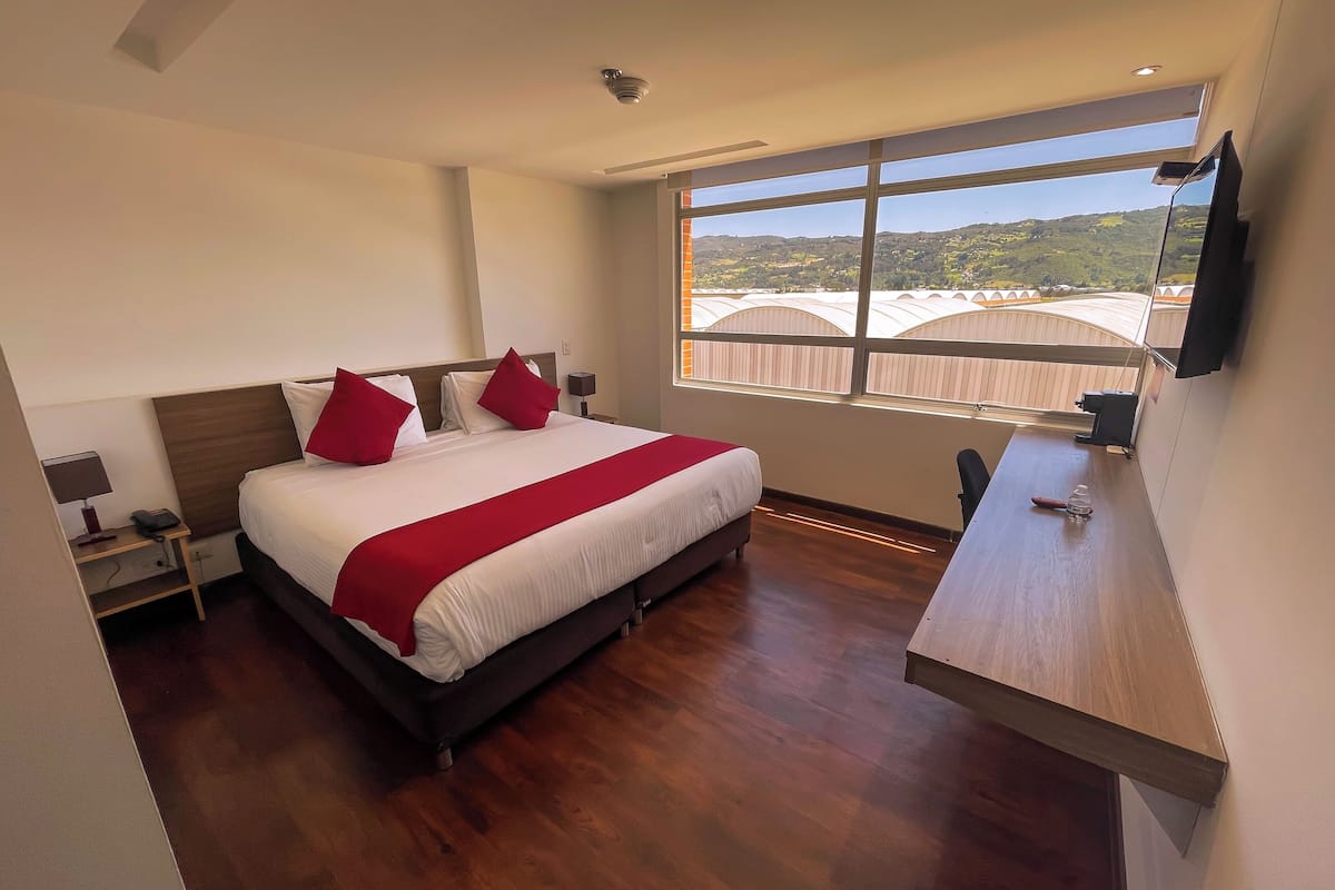 deluxe room | 1 bedroom, in-room safe, desk, blackout curtains