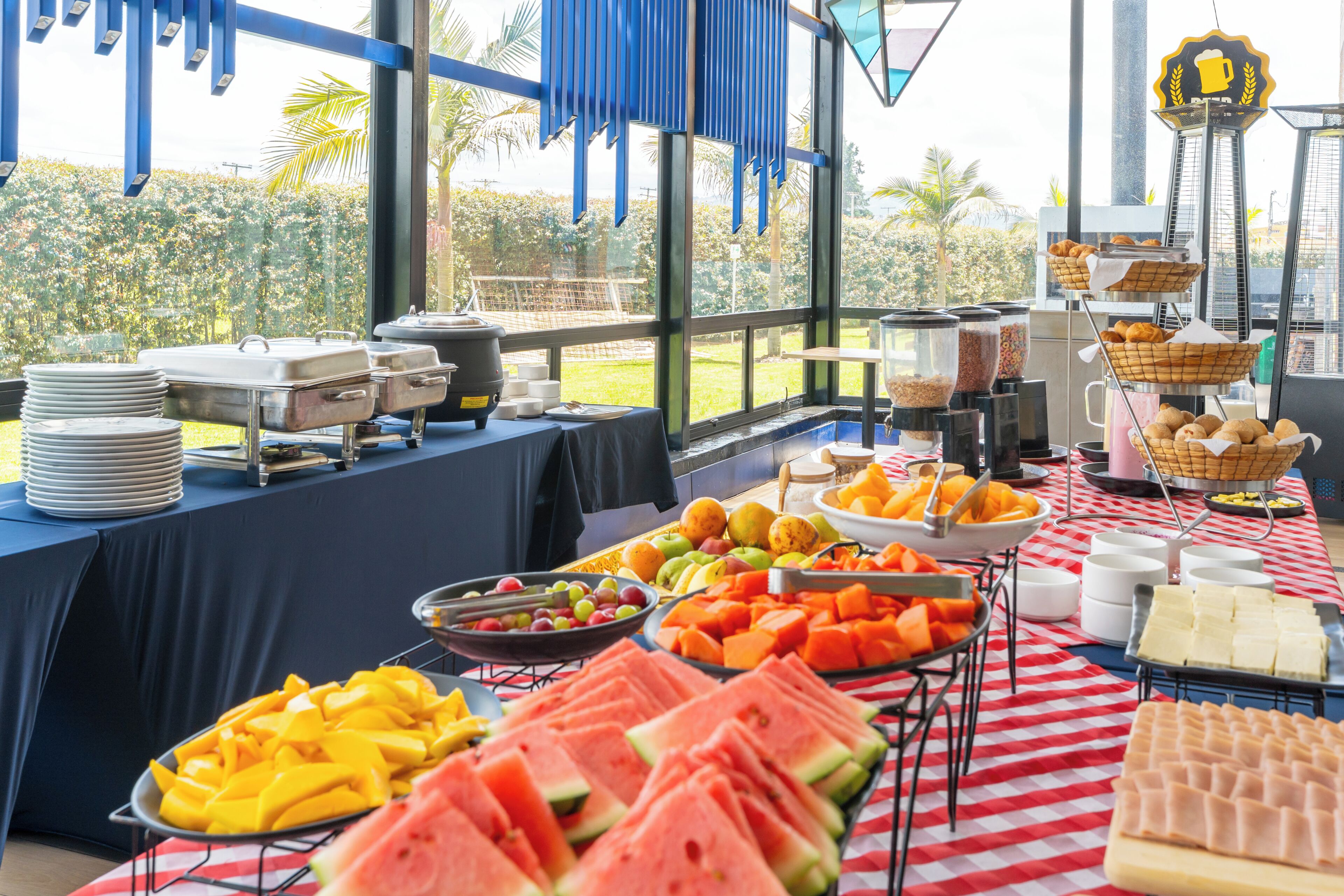 Una mesa de buffet con diferentes alimentos y vistas al exterior.