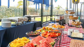 Una mesa de buffet con diferentes alimentos y vistas al exterior.