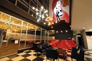 Lobby sitting area - Pop Art Hotel Tocancipá y Centro de Convenciones (Tocancipá)