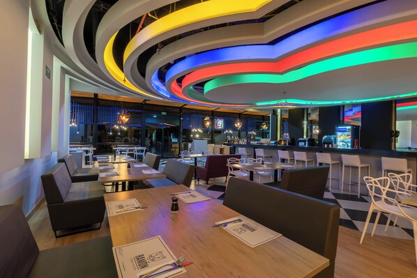 Breakfast, lunch, dinner served; international cuisine  - Pop Art Hotel Tocancipá y Centro de Convenciones (Tocancipá)