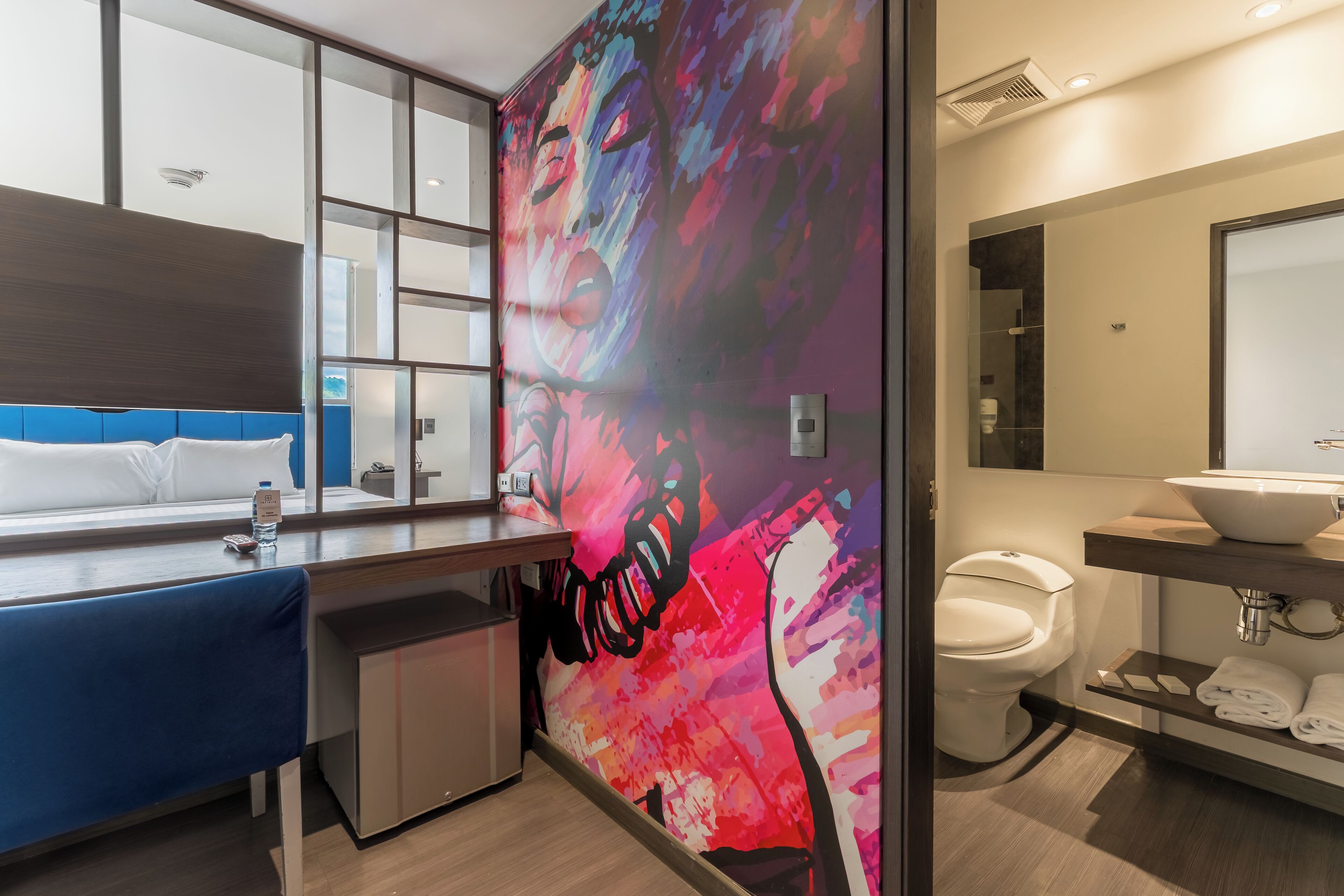 Junior-svíta | Öryggishólf í herbergi, skrifborð, myrkratjöld/-gardínur