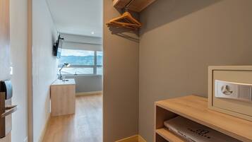 Kamar Double Premium | 1 kamar tidur, brankas, meja kerja, dan tirai kedap cahaya