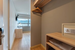 1 bedroom, in-room safe, desk, blackout curtains