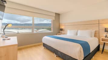 Kahden hengen premium-huone | 1 makuuhuone, tallelokero huoneessa, työpöytä, pimennysverhot