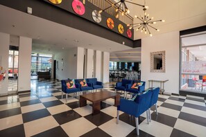Lobby sitting area - Pop Art Hotel Tocancipá y Centro de Convenciones (Tocancipá)