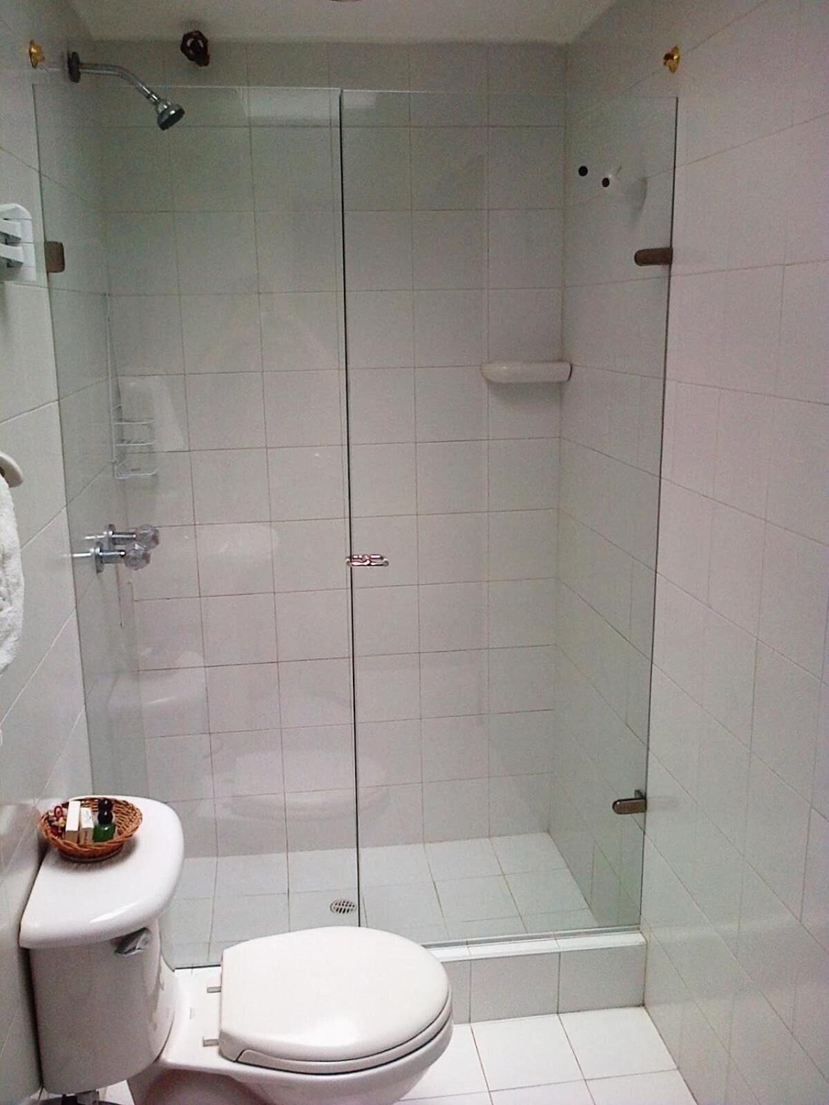 shower, rainfall showerhead, free toiletries, hair dryer