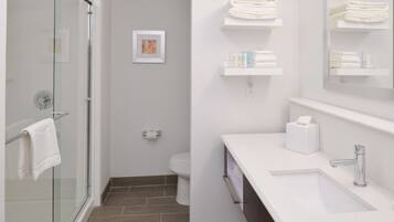 Ducha y bañera combinadas y artículos de higiene personal gratuitos