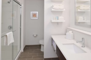 Duschwanne, kostenlose Toilettenartikel, Handtücher