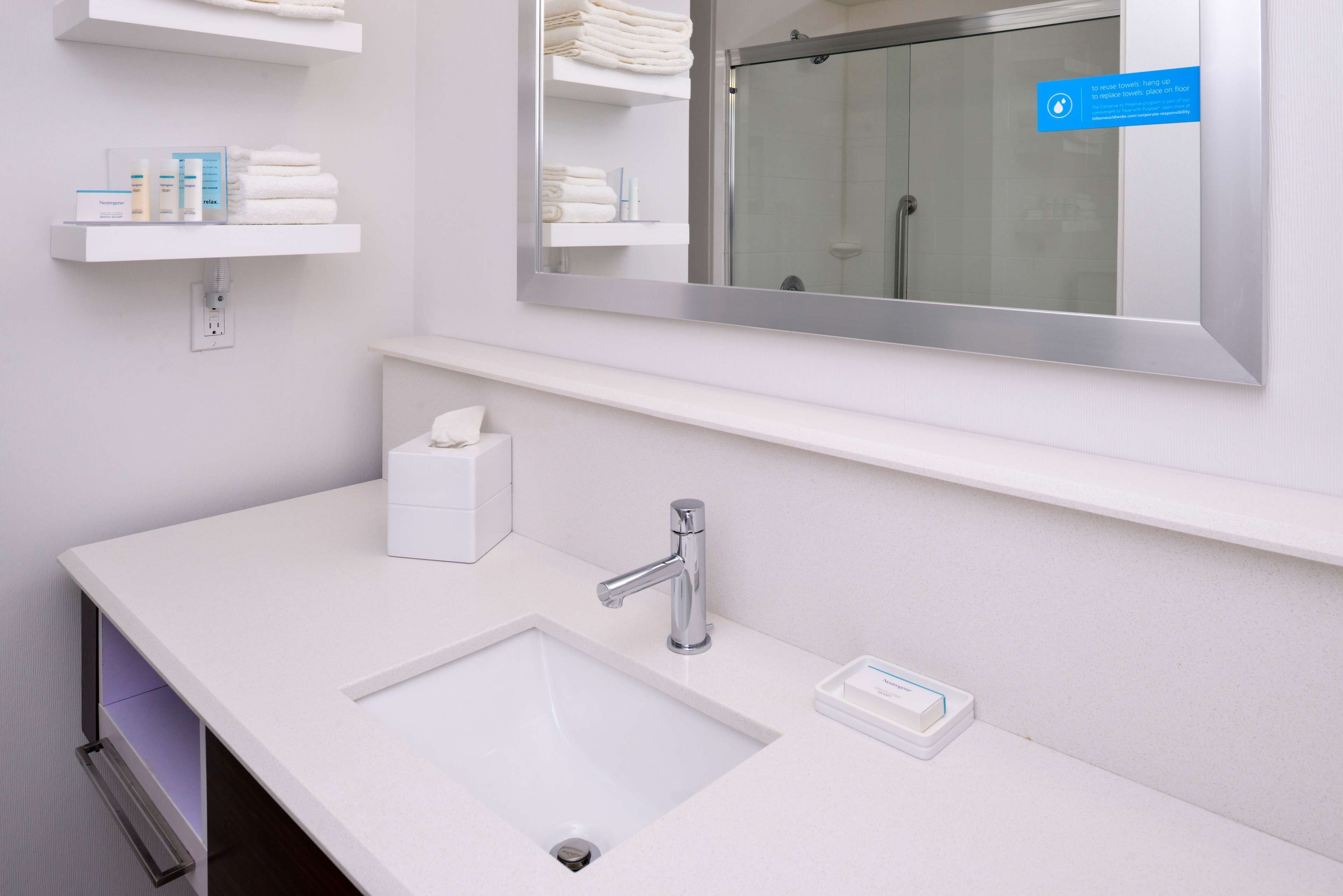 combined shower/bathtub, free toiletries, towels