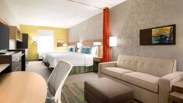 Quarto premium, 2 camas Queen, acessível (Hearing) | Roupas de cama premium, cofres nos quartos, escrivaninha