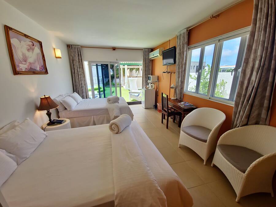 Standard Pool View with Balcony | Roupas de cama premium, cofres nos quartos, escrivaninha, berços grátis