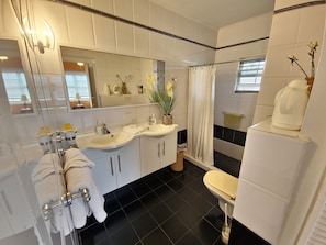 Standard Pool View with Balcony  | Bathroom | Shower, free toiletries, towels - Adonai Hotel Boutique (Jan Thiel)