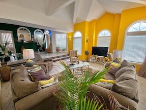 Plasma TV, fireplace, DVD player - Adonai Hotel Boutique (Jan Thiel)