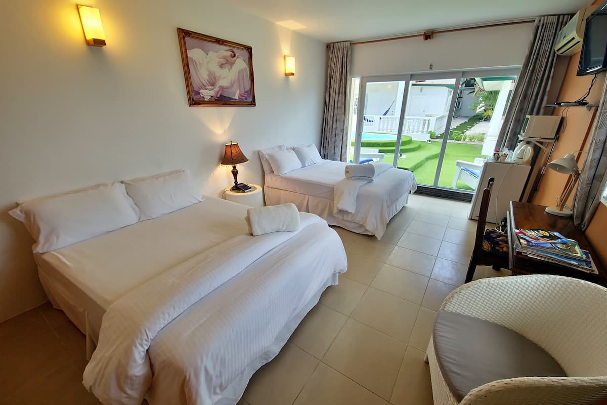 Ropa de cama de alta calidad y caja de seguridad en la habitación 