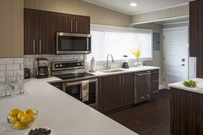Deluxe Condo, 2 Bedrooms, Kitchen, Ocean View | Private kitchen | Fridge, microwave, stovetop, dishwasher - Beach Drive Suites (Seaside)