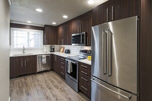 Refrigerador, microondas, placa de cocina, lavavajillas