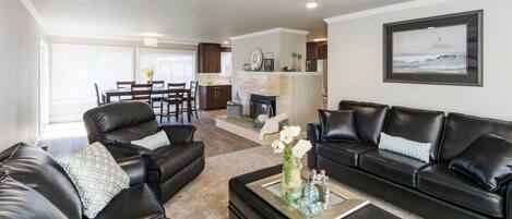 豪華公寓客房, 2 間臥室, 2 間浴室, 地面 | 客廳 | 平面電視、DVD 播放機