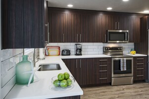Cafetera/tetera, refrigerador, microondas, placa de cocina